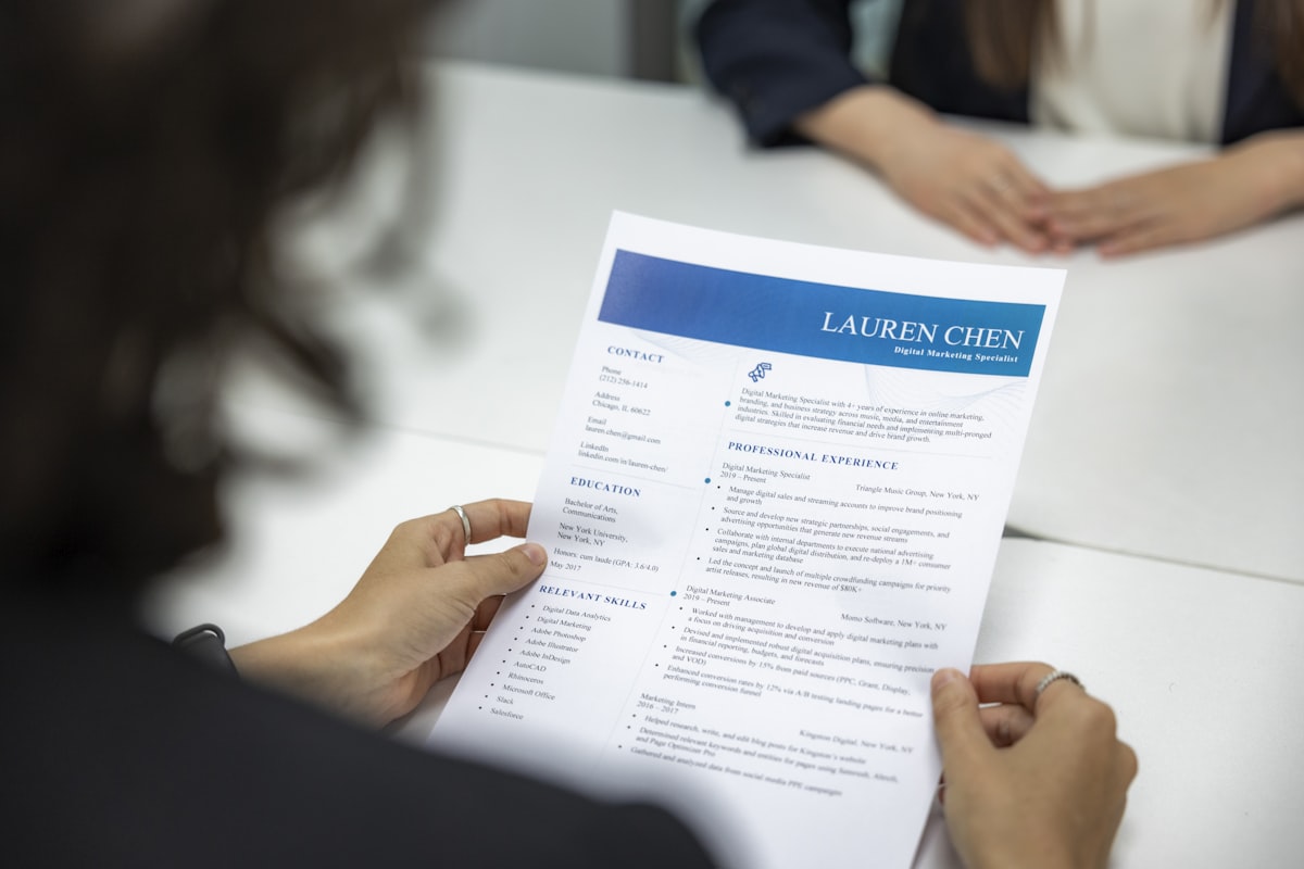 Työnhakija tarkastelee CV:tä työhaastatteluun valmistautuessa